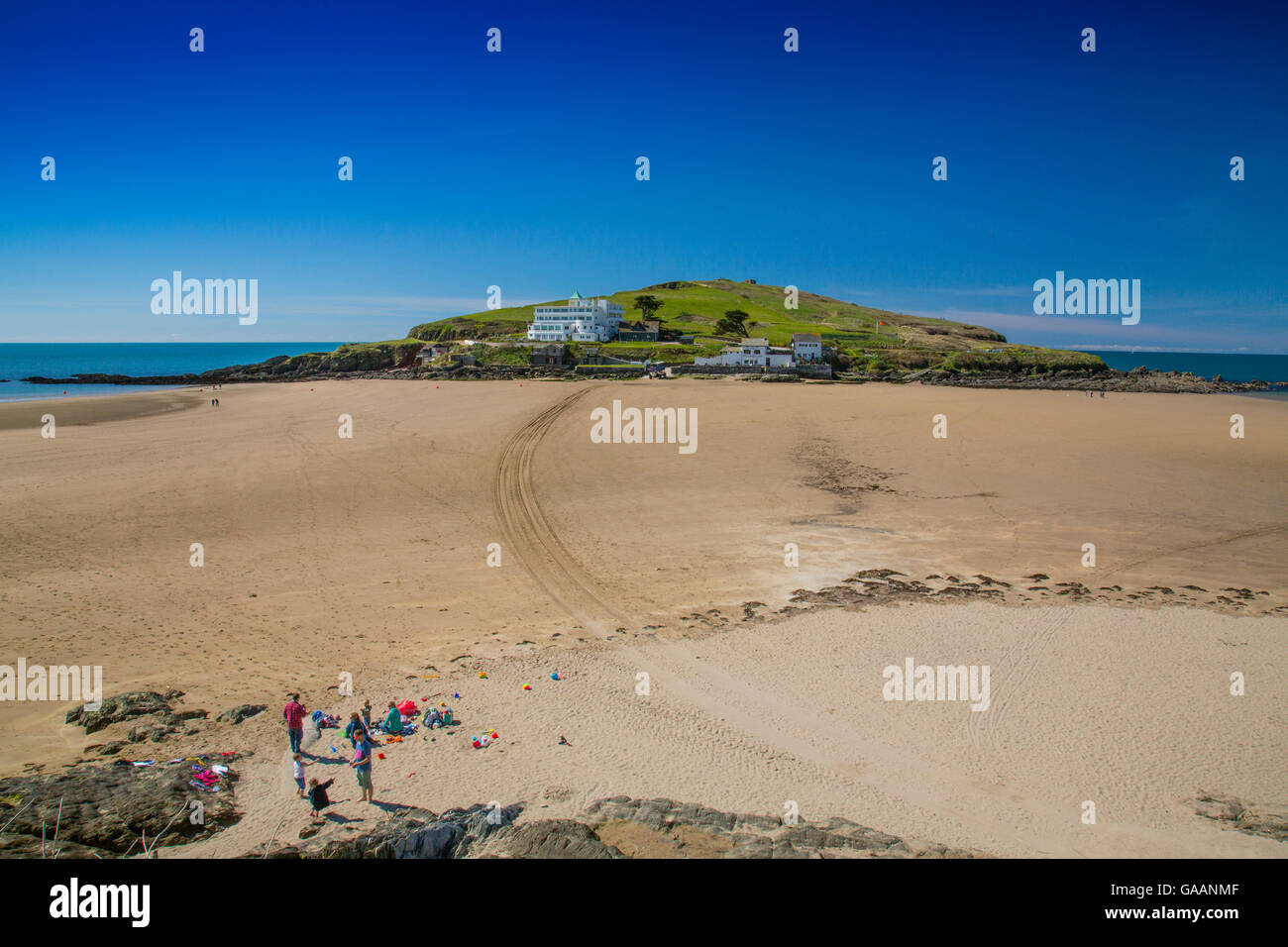Der einsame Strand von Bigbury am Meer bei Ebbe mit Burgh Island über South Devon, England, UK Stockfoto