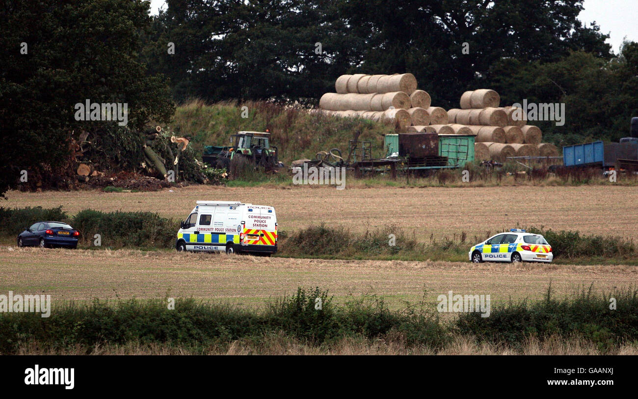 Polizeifahrzeuge auf der Woodhouse Farm in der Nähe von Solihull in den West Midlands. Die Polizei sperrte den Betrieb ab, der verdächtigt wird, der Ort eines neuen MKS-Ausbruchs zu sein. Stockfoto