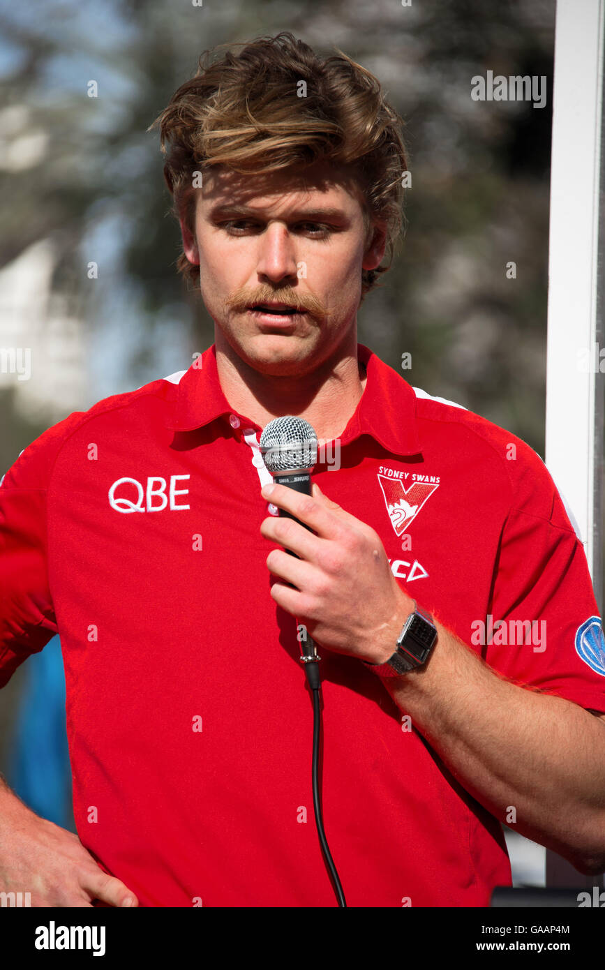 Sydney, Australien. 4. Juli 2016. Die Sydney Swans Dane Rampe spricht zu den Medien bei der Vorstellung des Aktionsplans ihre Versöhnung zusammen mit Lance Franklin, die der Club RAP Ausschuss angehören. Der Start fiel mit der City of Sydney NAIDOC Woche feiern im Hyde Park. © Hugh Peterswald/Pacific Press/Alamy Live-Nachrichten Stockfoto