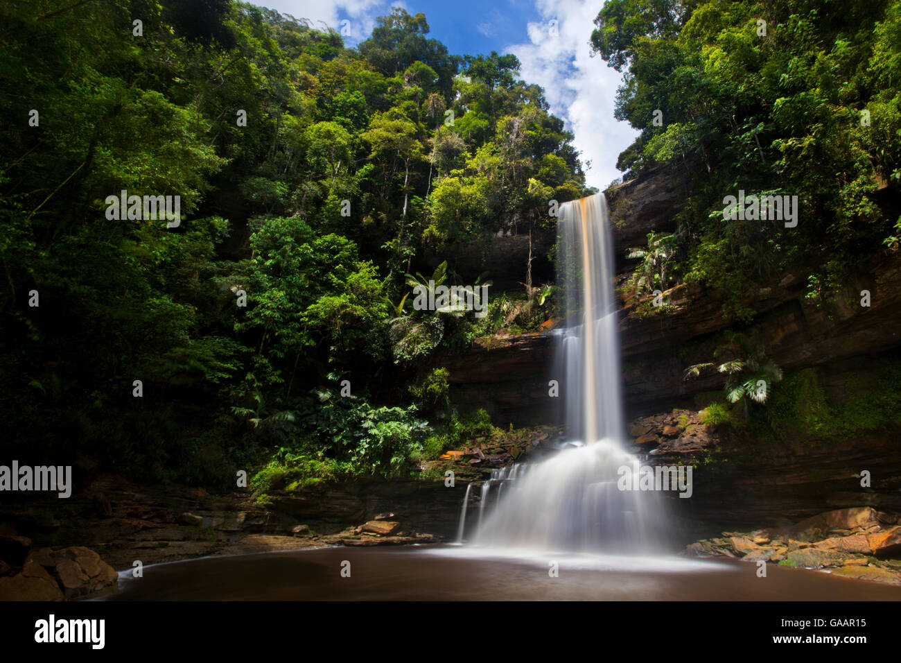 Takob-Akob Wasserfälle stürzen 38 Meter durch den Regenwald. Südlichen Plateaurand, Maliau Basin, Sabah, Borneo, Mai 2011. Stockfoto
