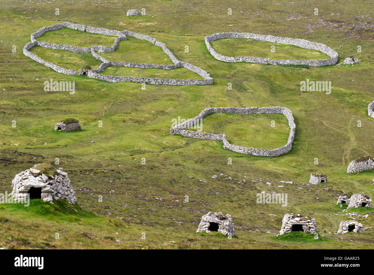 Stein Stollen und kreisförmige Trockenmauern oberhalb der wichtigste Siedlung im Dorf Bay, Hirta. St Kilda, Äußere Hebriden, Schottland. Juni. Stockfoto