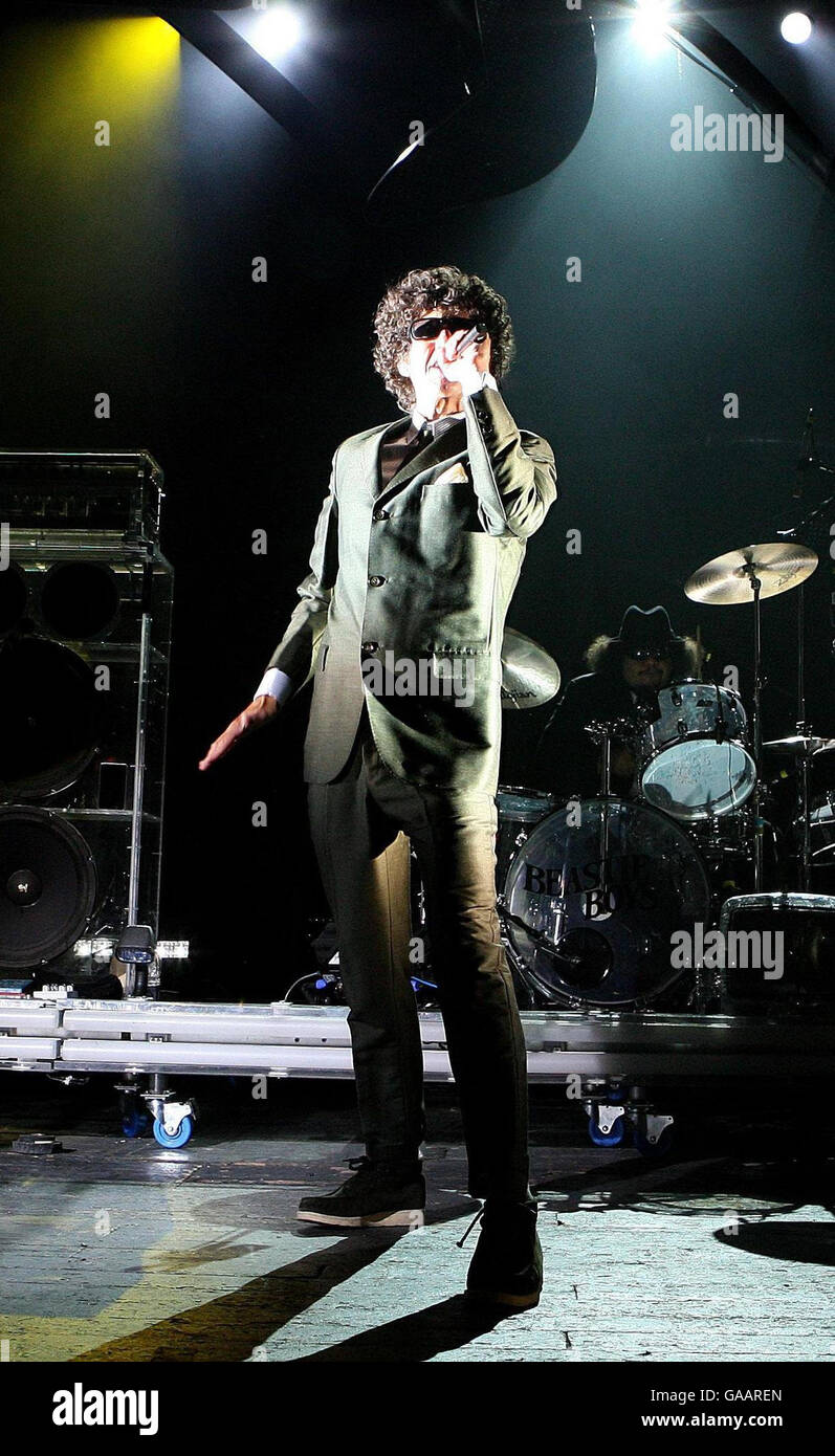 Beastie Boys in concert - London. Beastie Boys Mike D (Mike Diamond) während ihres Gig in der Brixton Academy, South London. Stockfoto