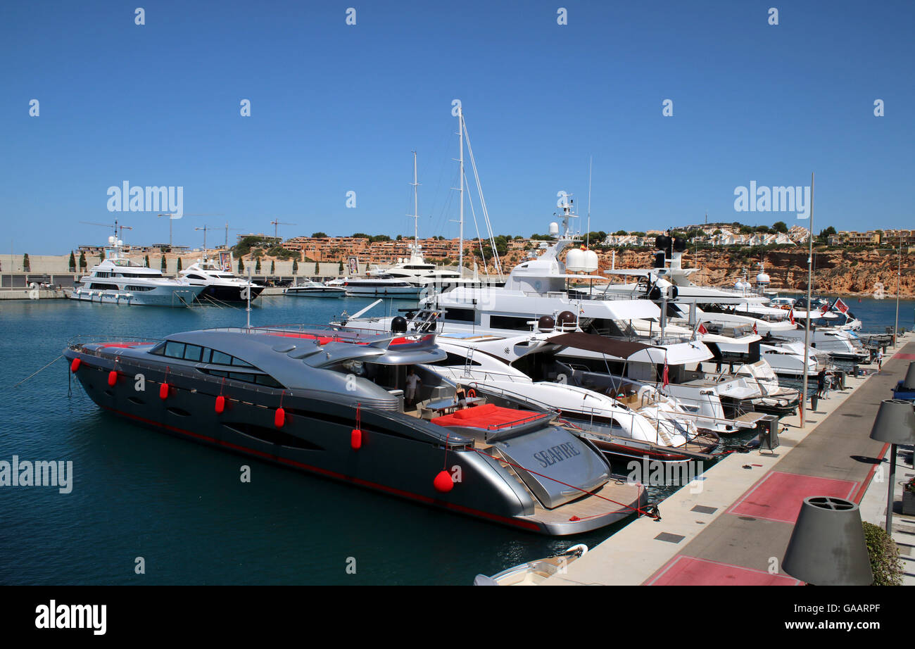 "SEAFIRE" (42 m AB Yachts entworfen Superyacht) im Vordergrund - Philippe Starck entworfen Megayachten und Superyachten - marina Stockfoto