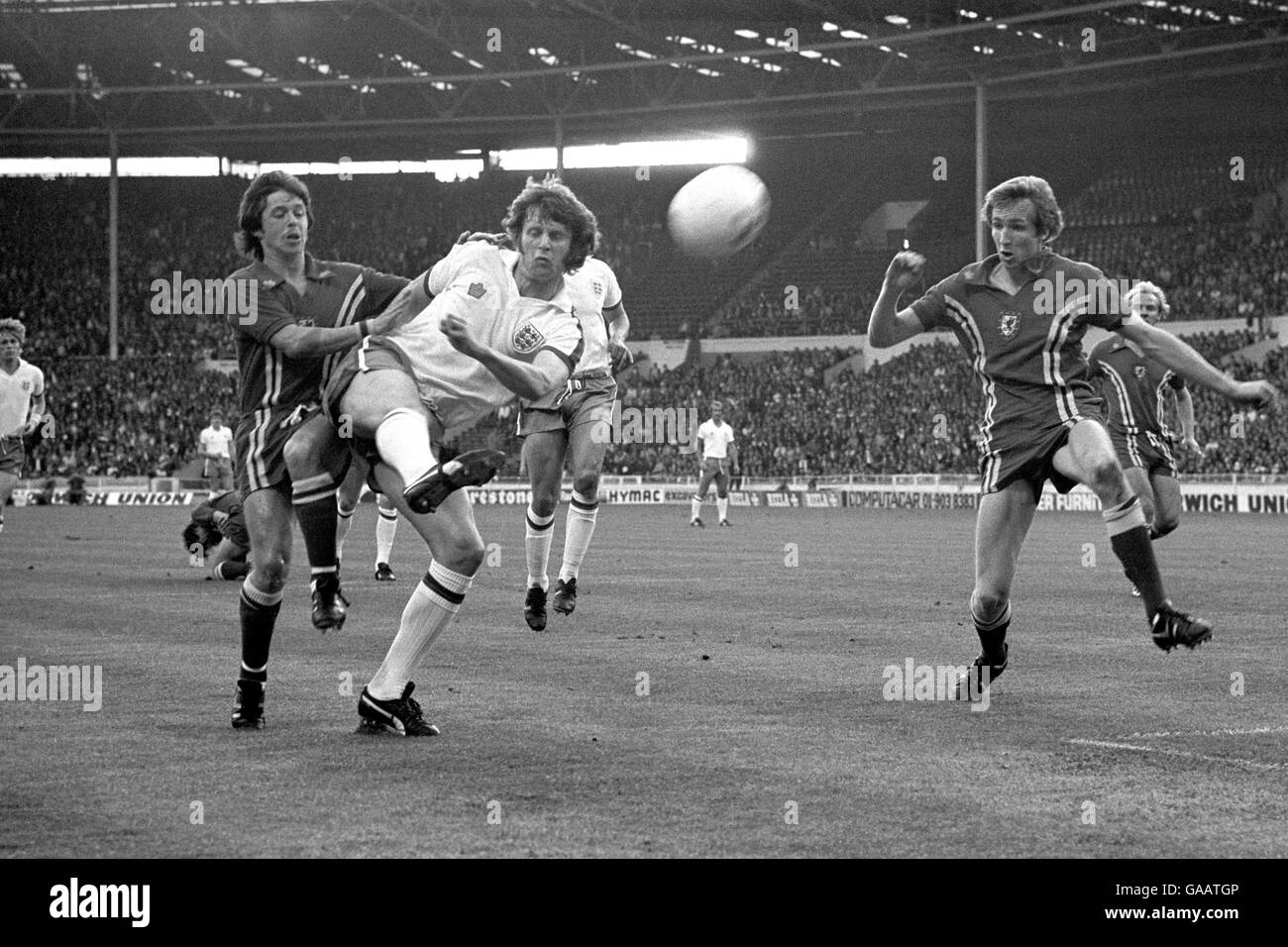 Fußball - England gegen Wales - Wembley. Brian Flynn aus Wales (links) zieht Mick Channon aus England, als er an Joey Jones aus Wales vorbeifährt (rechts). Stockfoto