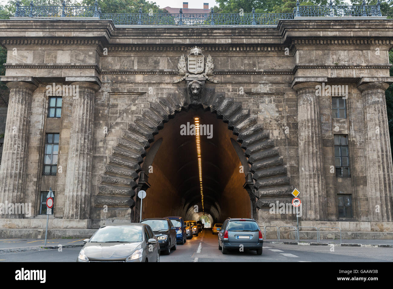 Adam Clark Tunnel unter dem Burgberg in Budapest, Ungarn. Von hier aus gelangen sie bequem zu Orten in Buda hinter dem Hügel. Stockfoto