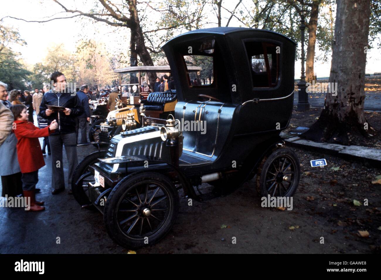 Rallye - VCC London nach Brighton Veteran Car Rally. Die altgedienten Fahrzeuge der Konkurrenz standen vor Beginn der Rallye im Hyde Park an Stockfoto