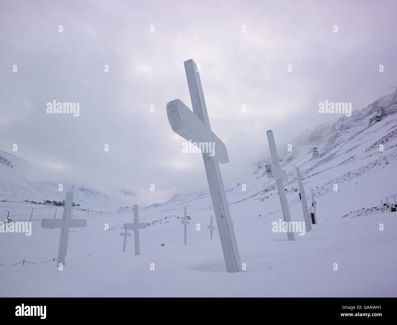 Friedhof mit weißen Kreuze halb versunken im Schnee, Spitzbergen, Norwegen. März. Stockfoto