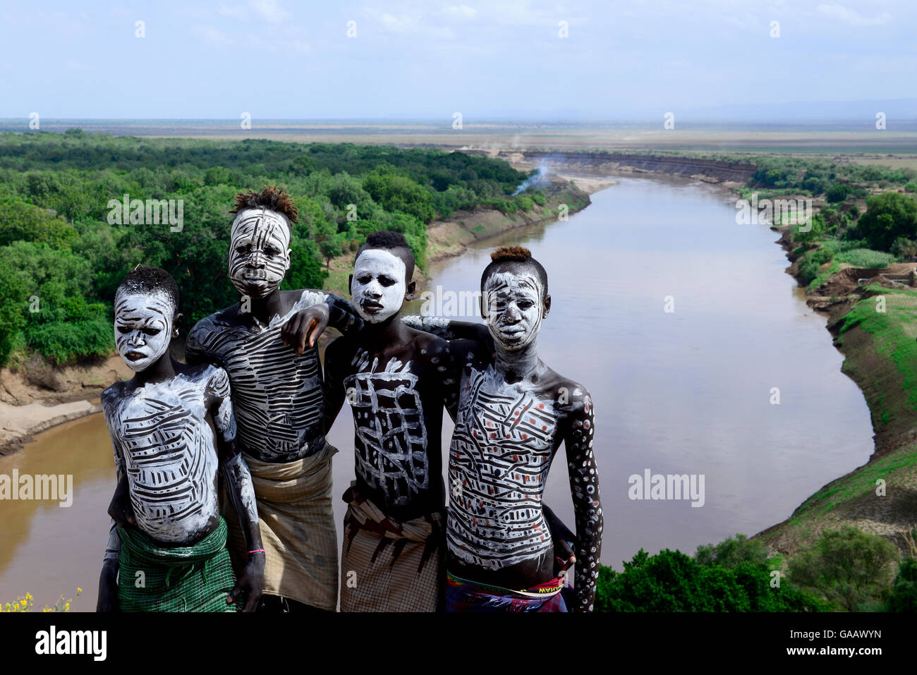 Karo-jungen mit dekorativen Haut malen. Karo-Stammes, Omo-Fluss, Äthiopien, November 2014 Stockfoto