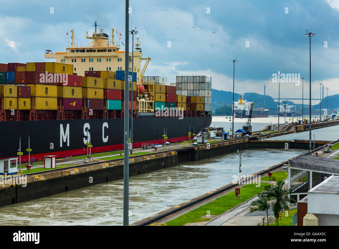 Container-Schiff durch den Panamakanal, Panama City, Panama, Mittelamerika. Alle nicht-redaktionellen Verwendungen müssen gelöscht werden, in Stockfoto