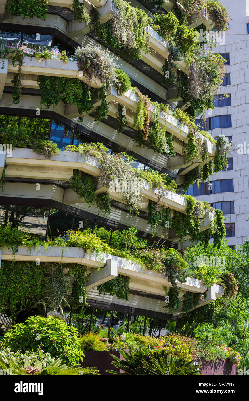 Vertikale Gärten an den Wänden eines Hochhauses, Barcelona. Katalonien. Spanien, Juni 2013. Stockfoto