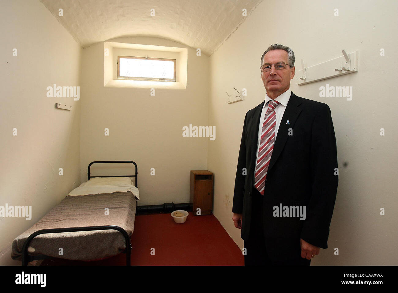 Gerry Kelly ist in einer der Gefängniszellen im Gefängnis Crumlin Road in Belfast abgebildet. Stockfoto