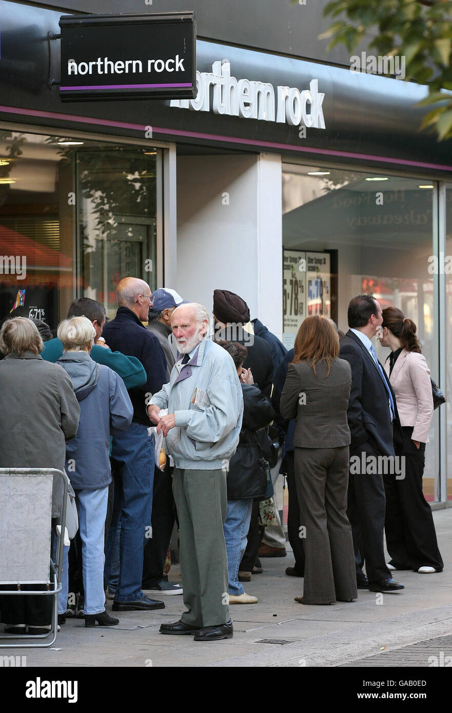 Warteschlangen sind von der Northern Rock Garantie nicht überzeugt. Kunden stehen Schlange, um Geld von der Northern Rock Bank in Kingston-upon-Thames, Surrey, abzuheben. Stockfoto