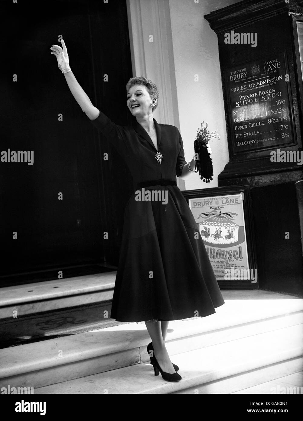 Ein Gruß an die Menge von der berühmten amerikanischen Sängerin Mary Martin vor dem Theatre Royal, Drury Lane, London, heute, wo sie im Musical 'South Pacific' auftreten wird Stockfoto