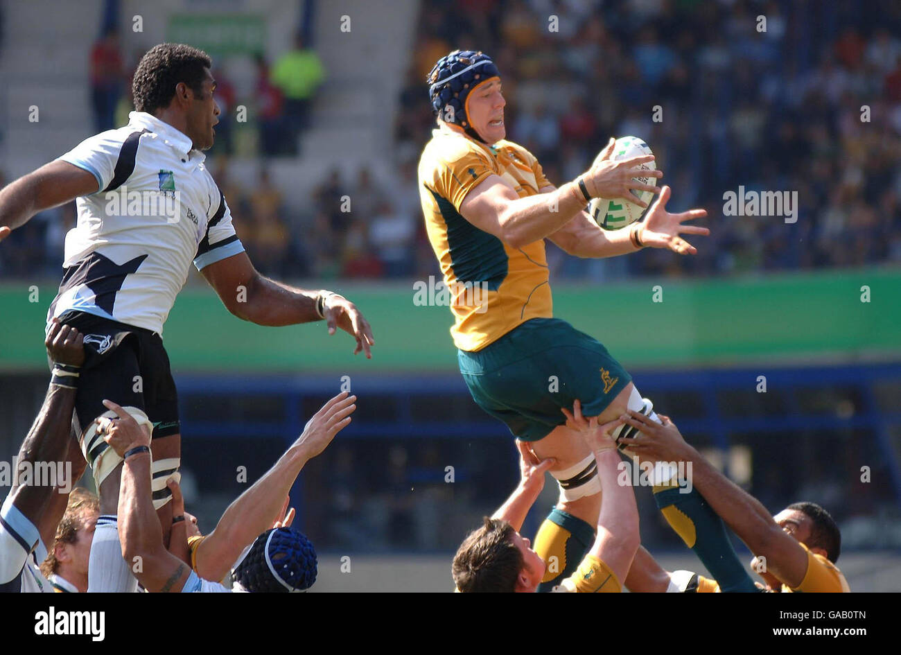 Der Australier Mark Chisholm gewinnt den Line-Out-Ball vor Fidschi während des IRB Rugby World Cup Pool B-Spiels im Stade de la Mosson, Montpellier, Frankreich. Stockfoto