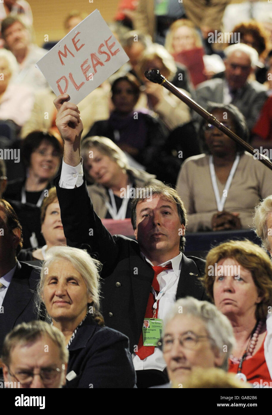 Ein Delegierter auf der Labour Party Conference in Bournemouth versucht heute, die Aufmerksamkeit der Redner während einer Debatte zu erregen. Stockfoto