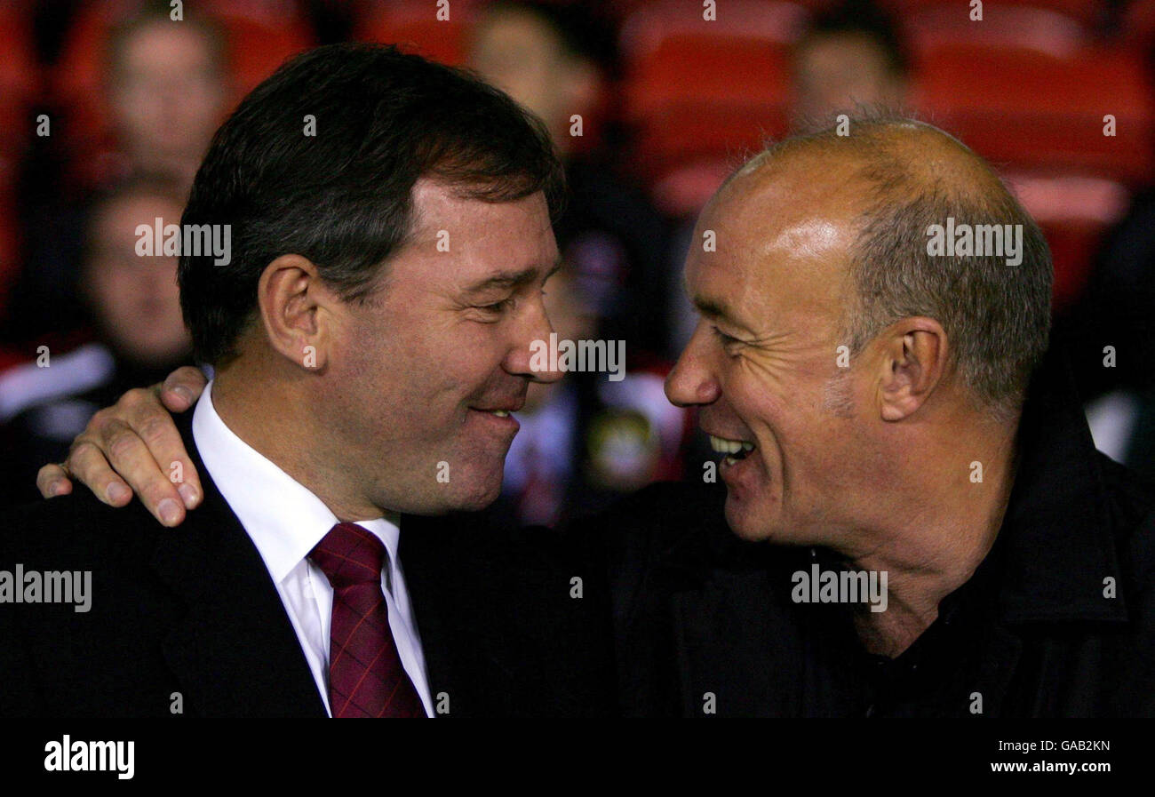 Sheffield United Manager Bryan Robson (links) mit Morcambe Manager Sammy McIroy vor dem Carling Cup Third Round Spiel in der Bramhall Lane, Sheffield. Stockfoto