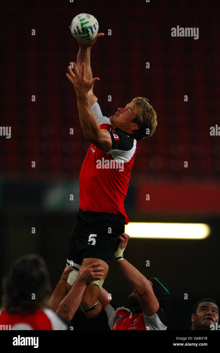 Rugby Union - IRB Rugby-Weltmeisterschaft 2007 - Pool B - Fidschi - Kanada - Millennium Stadium. Der Kanadier Mike James behauptet den Ball im Gedränge Stockfoto