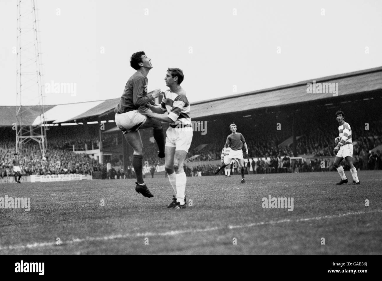 Barry Kitchener von Millwall steigt während des League One-Spiels gegen die Londoner Rivalen QPR in die Höhe. Stockfoto