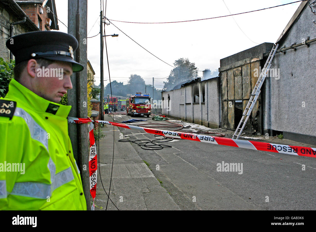 Rettungsdienste besuchen den Brandort in Bray, Co Wicklow, wo heute zwei Feuerwehrleute ihr Leben verloren. Stockfoto