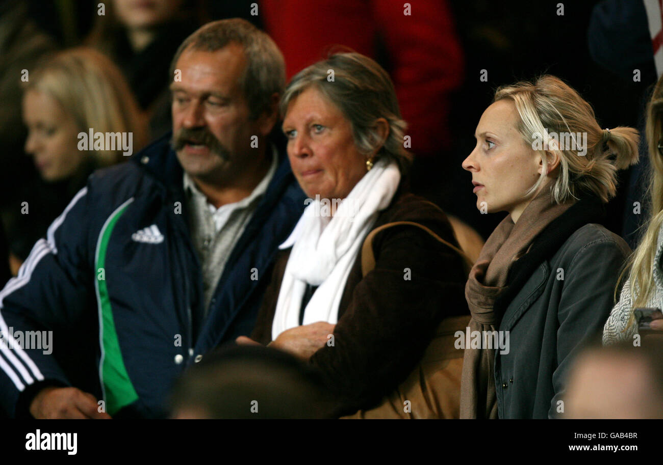 Rugby Union - IRB Rugby-Weltmeisterschaft - Pool A - England / Tonga - Parc des Princes. Jonny Wilkinson's Familie (aus L-R) Vater Phil, Mutter Philippa und Freundin Shelley Jenkins in der Menge Stockfoto