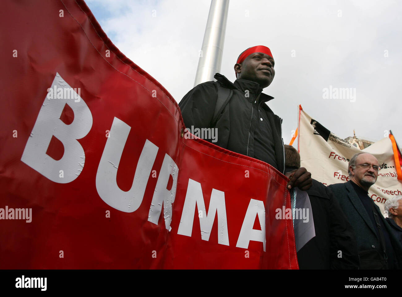 Anhänger der Demokratiebewegung Burmas bei einer Kundgebung in der O'Connell Street in Dublin. Stockfoto