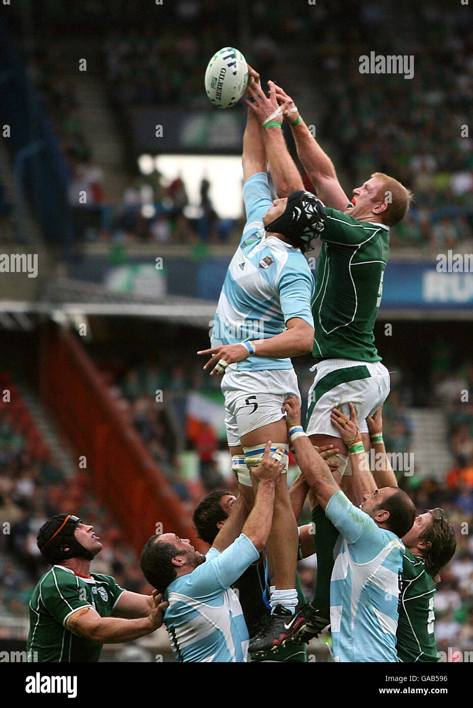 Der irische Paul O Connell springt mit dem Argentinier Patricio Alibacete während des IRB Rugby World Cup Pool D-Spiels im Parc des Princes, Paris, Frankreich. Stockfoto