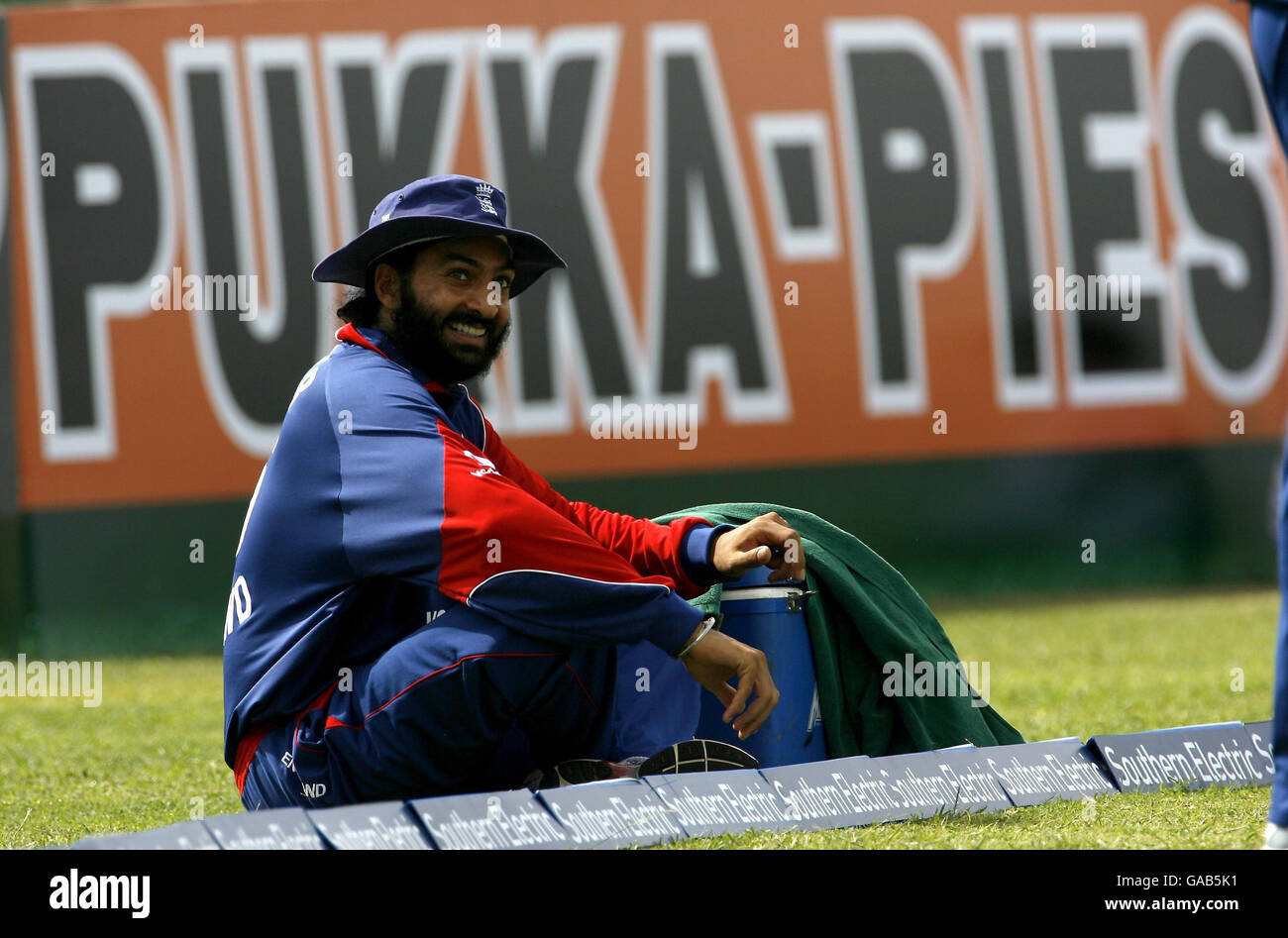 Der englische Monty Panesar sitzt während des ersten One Day International im Rangiri Dambulla International Cricket Stadium, Dambulla, Sri Lanka, auf der Touchline. Stockfoto