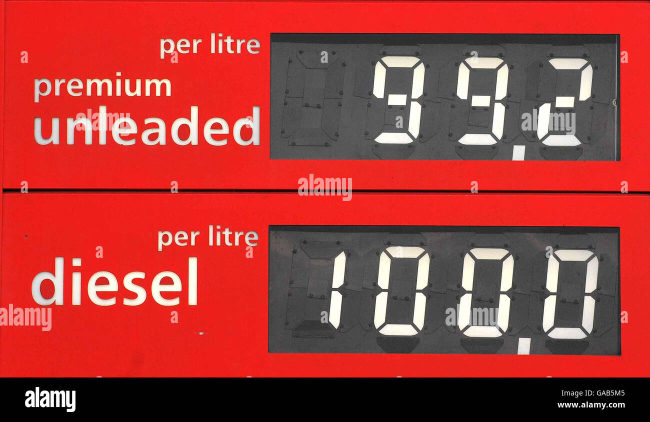 Eine Tankstelle im Süden von Derbyshire zeigt den Dieselpreis bei 1 Liter und bleifreiem Kraftstoff bei 99.2 Pence pro Liter an. Stockfoto