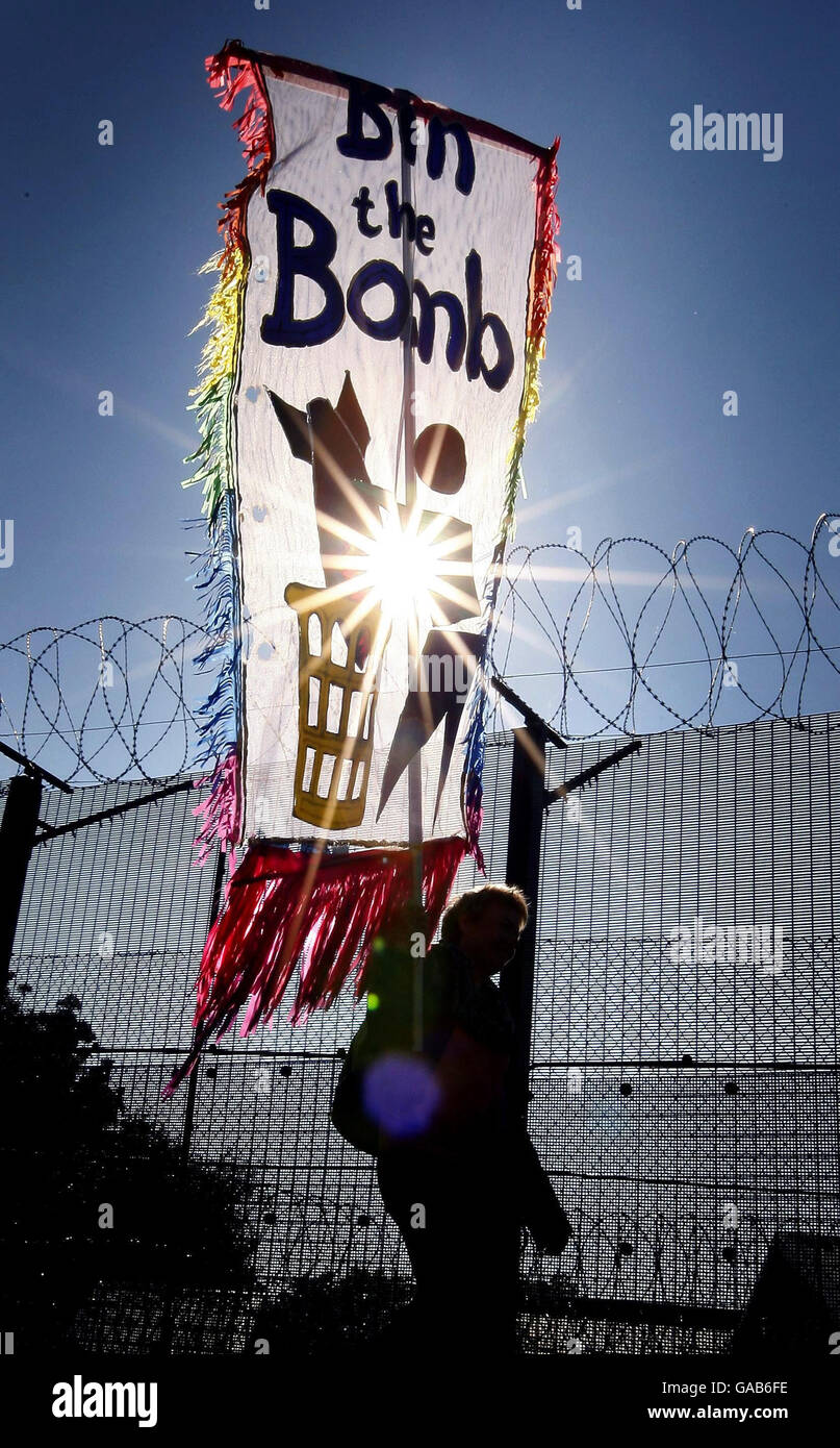 Ein Protestler vor dem Marinestützpunkt Faslane während des letzten Tages eines einjährigen Anti-Atomproteste vor Ort. Stockfoto