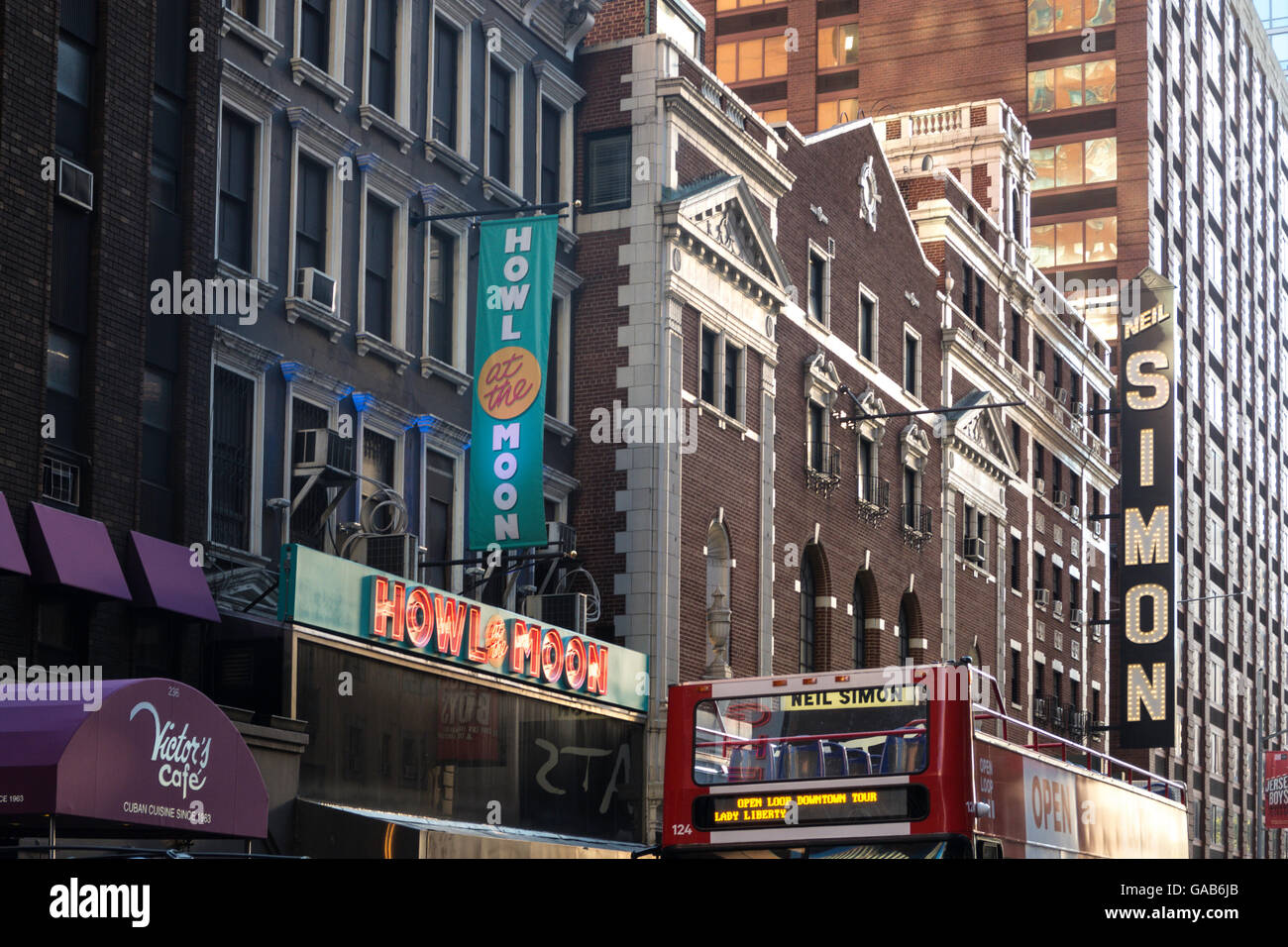 West 52nd Street, darunter Neil Simon Theater am Times Square, New York, USA Stockfoto