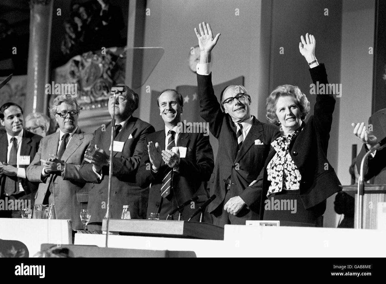 Premierministerin Margaret Thatcher und Ehemann Denis winken zu Delkegates, die ihr nach ihrer Rede Standing Ovations gaben. Stockfoto