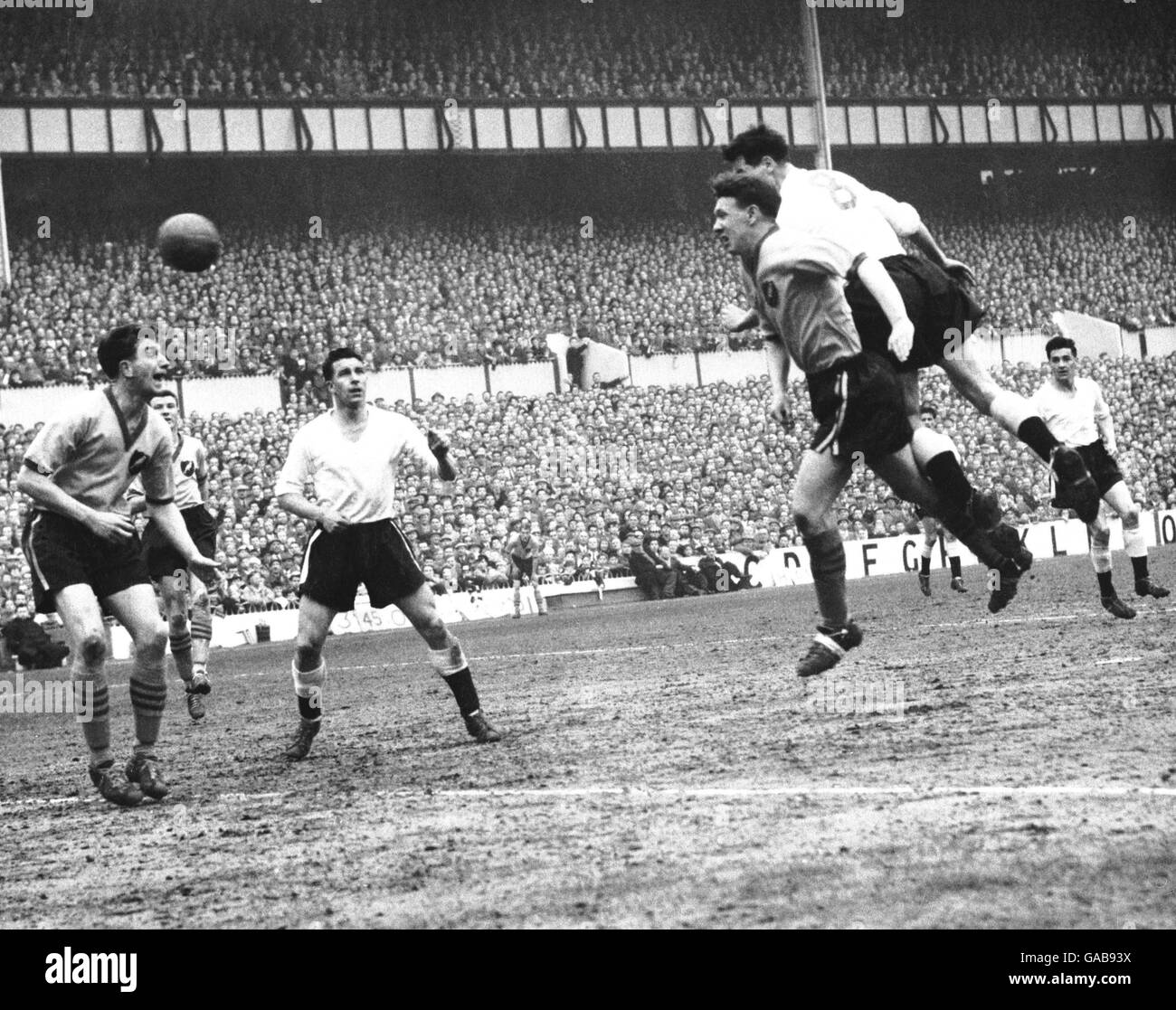 Fußball - FA Cup - Halbfinale - Luton Town gegen Norwich City. Allan Brown (r) von Luton Town führt das Eröffnungziel an Stockfoto