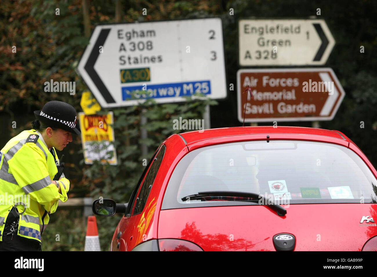 Ein Polizist weist einen Autofahrer von Straßensperren wegen eines Ausbruchs der Maul- und Klauenseuche, die auf der Beaumont College Farm in Old Windsor entdeckt wurde. Stockfoto