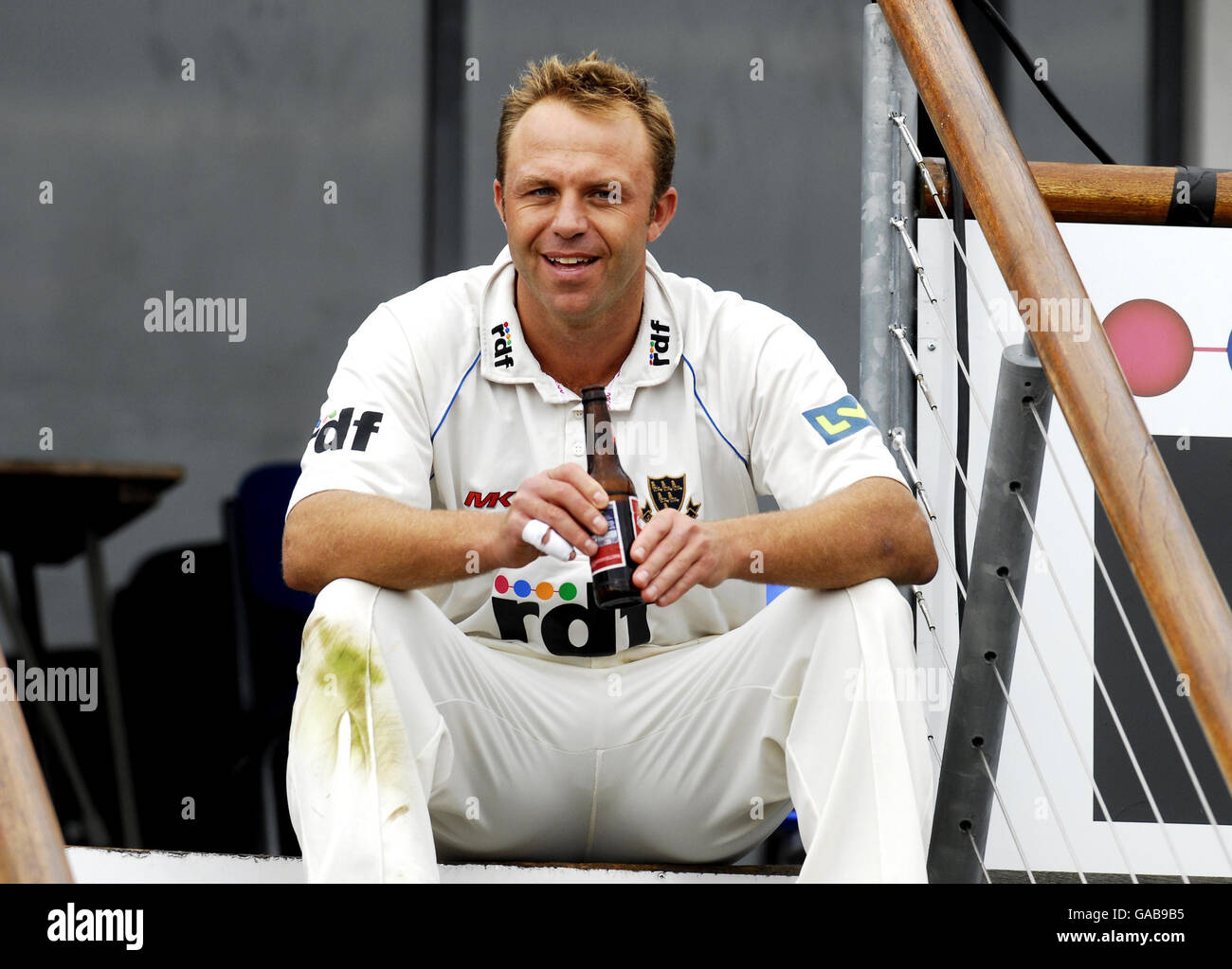 Sussex-Kapitän Chris Adams genießt einen Drink während des Spiels der Liverpool Victoria County Championship Division One auf dem County Cricket Ground, Hove. Stockfoto