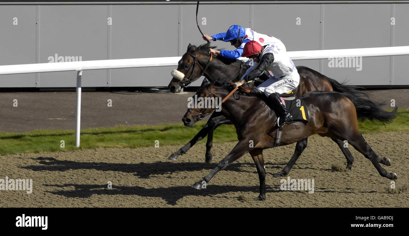 Bronze Cannon (Nummer 1) von Jimmy Fortune geritten gewinnt die Ballymore Properties E.b.f. Maiden Stakes (Div 2) von Quam Celerrime auf der Rennbahn Kempton. Stockfoto