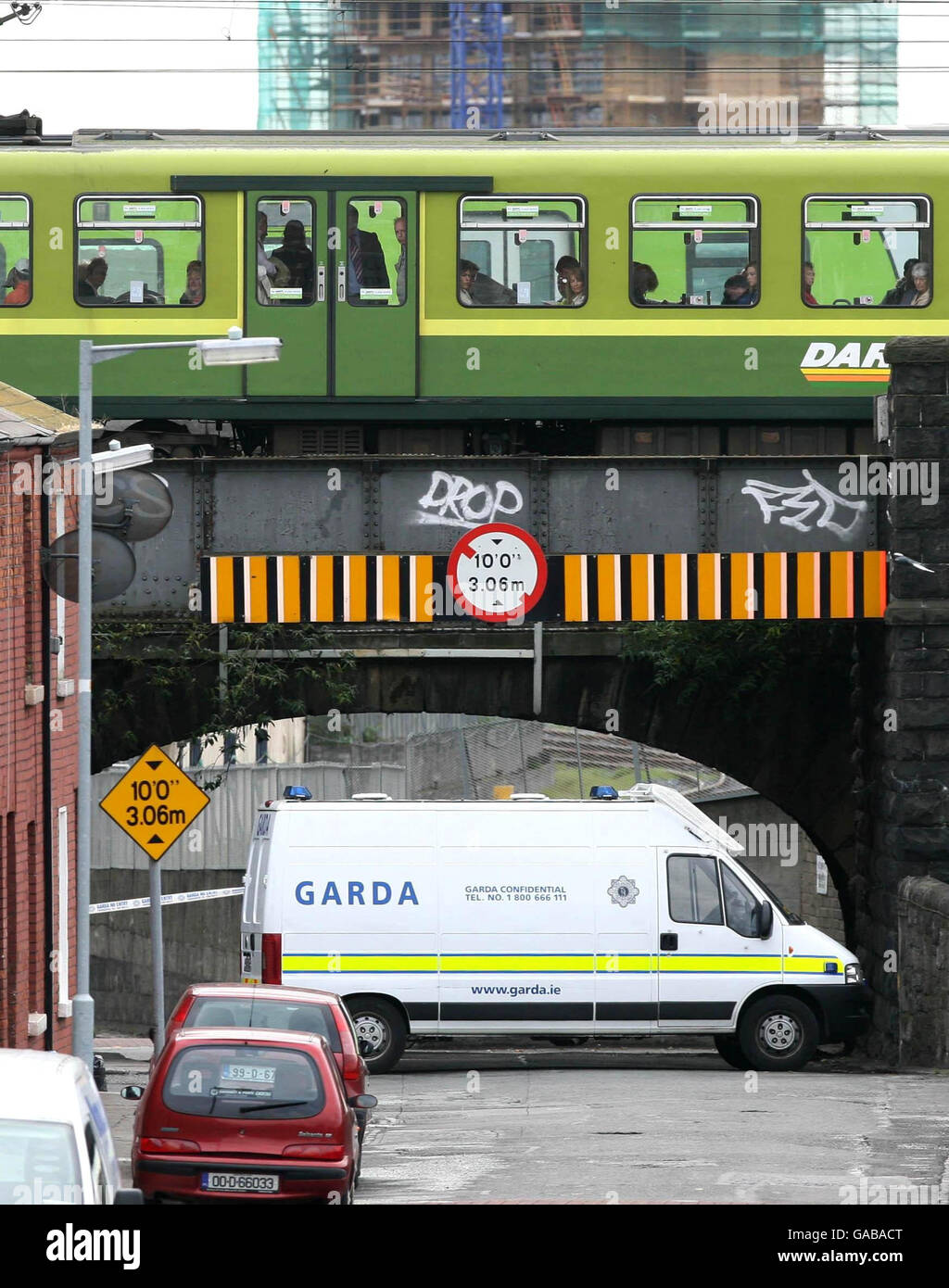 Ein Zug fährt über den Ort, an dem ein Polizeibeamter im Finanzviertel von Dublin angeschossen und verletzt wurde. Stockfoto