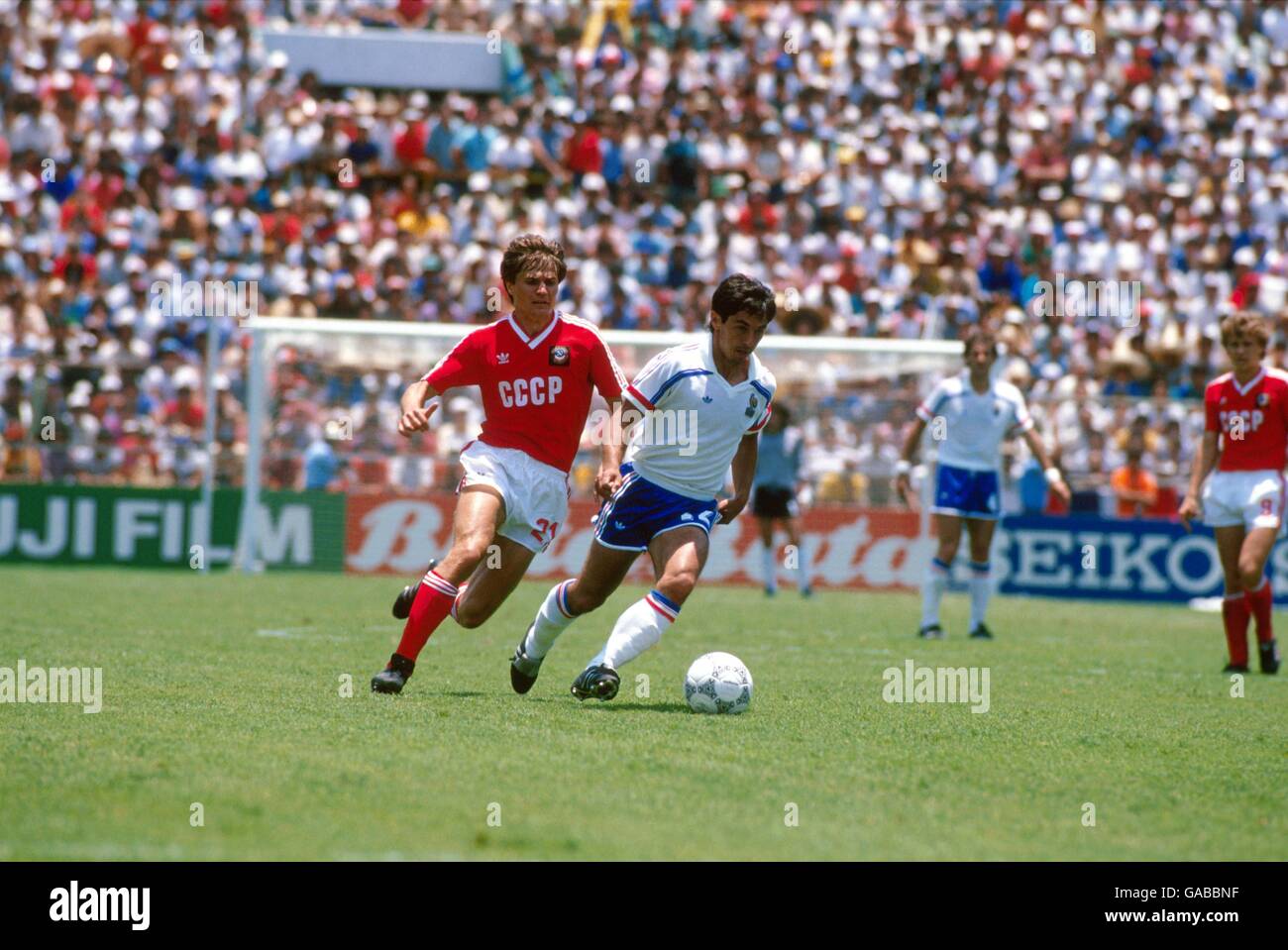 Fußball - Weltmeisterschaft Mexiko 86 - Gruppe C - Sowjetunion gegen Frankreich. Der französische Alain Giress (r) hält die Vasili-Ratten der Sowjetunion auf (l) Stockfoto