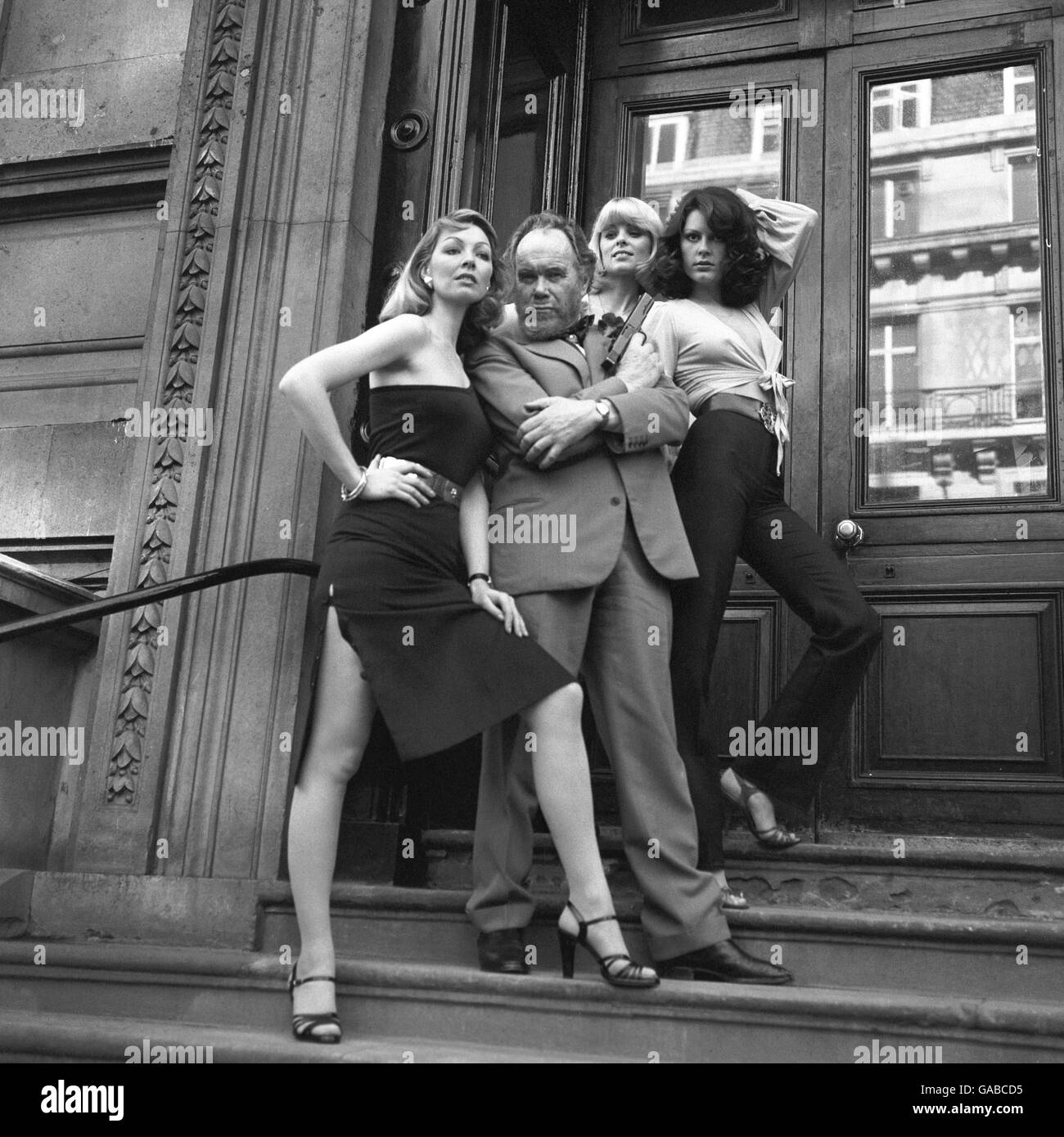 Merlin Minshall, der behauptet, das Original von 007 zu sein, auf dem Ian Fleming seinen fiktiven Spezialagenten mit einer Lizenz zum Töten stützte, umzingelte auf den Stufen seines Londoner Clubs - The Reform - mit einigen der Mädchen, die in Bond-Filmen (von links) Iona Jackson aufgetreten sind, Marilyn Journet und Shelley Latham. Merlin war aus der Kälte gekommen, um heute in London seine Memoiren, „Schuldgefühle“, zu veröffentlichen. Stockfoto