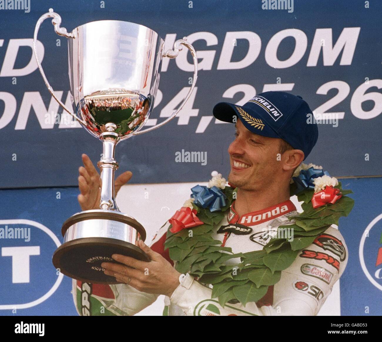 Motorsport - Superbike-Weltmeisterschaft 2002 - Silverstone. Carl Edwards feiert den Gewinn des ersten Superbike-Rennens in Silverstone Stockfoto