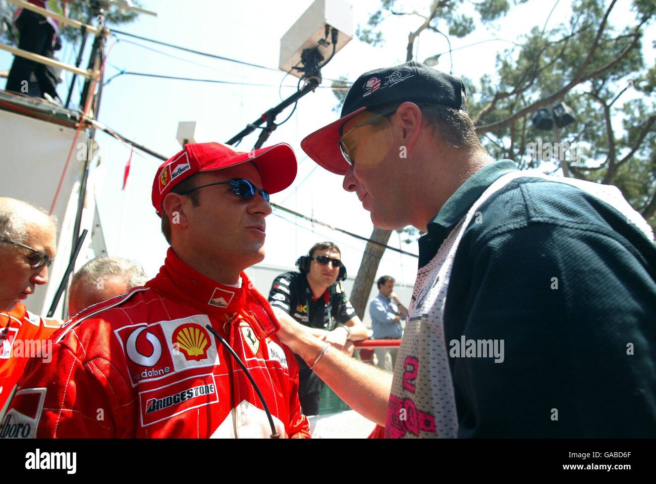 Formel-1-Autorennen - Großer Preis Von Monaco - Rennen. Der ehemalige F1-Weltmeister Nigel Mansell plaudert mit Ferrari's Rubens Barrichello am Start Stockfoto