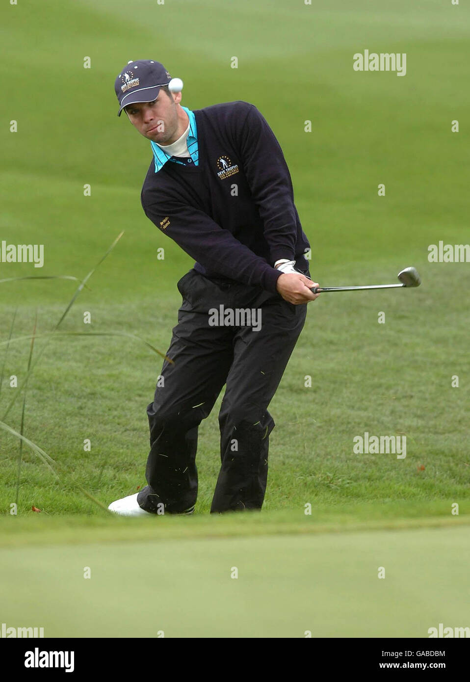 Der britische und irische Paul Casey Chips während der Fourballs am zweiten Tag der Seve Trophy im Heritage Golf & Spa Resort, Killenard, Irland, auf das achte Grün. Stockfoto