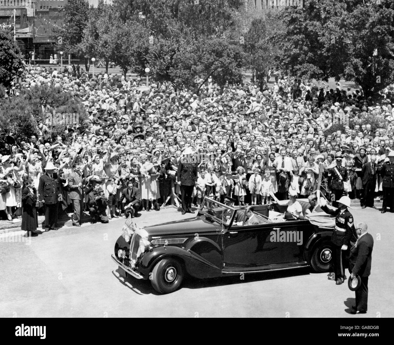 Queen Elizabeth II und der Duke of Edinburgh winken den Massen zu, während sie in einem Daimler DE36 Cabrio zum Repatriierungskrankenhaus in Concord, Sydney fahren, in den frühen Stadien ihrer Australienreise. Stockfoto