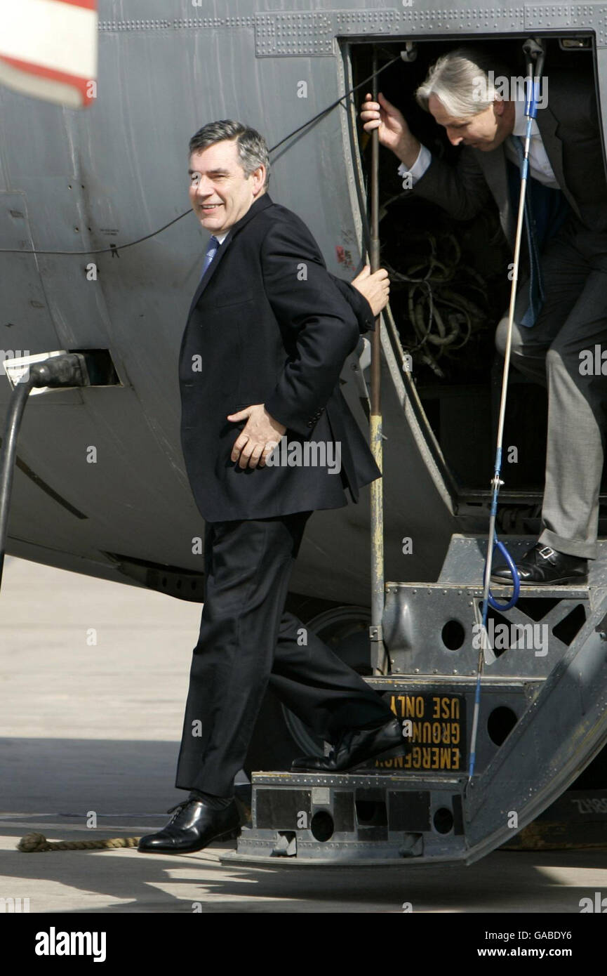 Der britische Premierminister Gordon Brown, links, wird von dem britischen Botschafter im Irak Christopher Prentice, rechts, begleitet und kommt am internationalen Flughafen von Bagdad an und geht in Richtung eines wartenden Hubschraubers, um ihn in die stark befestigte grüne Zone in Bagdad, Irak, zu bringen. Stockfoto