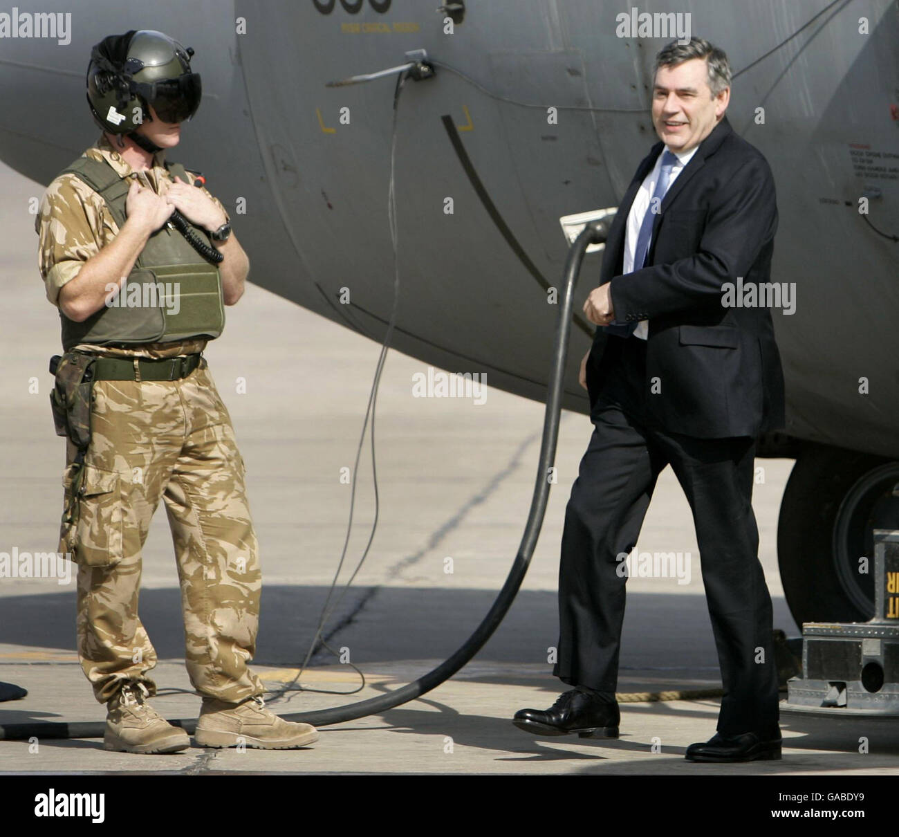 Der britische Premierminister Gordon Brown, rechts, kommt am internationalen Flughafen Bagdad an und geht zu einem wartenden Hubschrauber, um ihn in die stark befestigte grüne Zone in Bagdad, Irak, zu bringen. Stockfoto