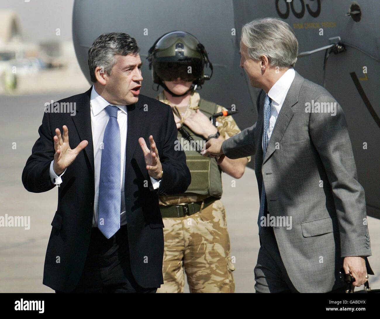 Der britische Premierminister Gordon Brown, links, begleitet von dem britischen Botschafter im Irak Christopher Prentice, rechts, kommt am internationalen Flughafen Bagdad an und geht in Richtung eines wartenden Hubschraubers, um ihn in die stark befestigte Grüne Zone in Bagdad, Irak, zu bringen. Stockfoto