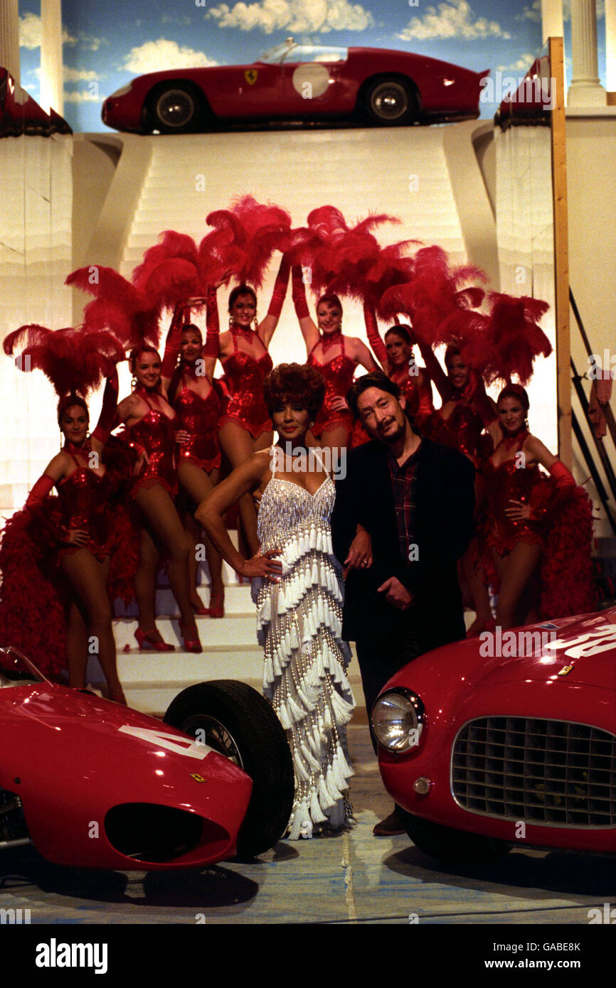 Die erfahrene Sängerin Shirley Bassey und Rockstar Chris Rea in den North Ealing Studios, West London, wo sie mit den Dreharbeiten zu ihrem ersten Spielfilm beginnt. "La Passione" wurde von Rea geschrieben und bewertet, einer 60er Jahre Geschichte von italienischem Leben, Jugendlichen Träumen und schnellen Autos. Stockfoto