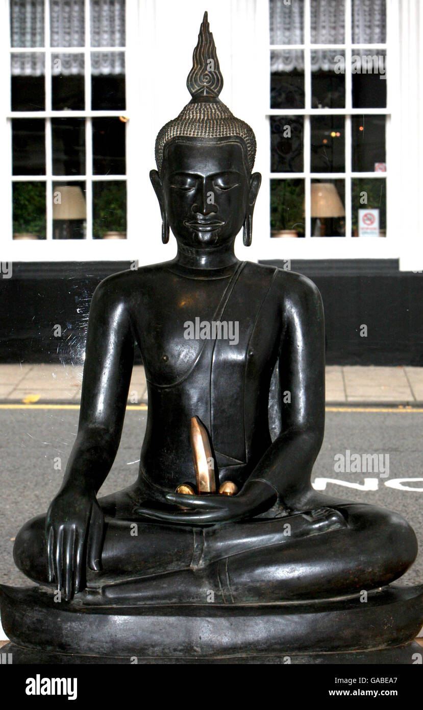 Die Buddha-Statue im Fenster der St. Giles Street Gallery in Norwich, sitzt nach innen, nachdem ihre suggestiven Fruchtdarbietungen Anstoß für Mitglieder der vorbeigehenden Öffentlichkeit verursacht haben. Stockfoto