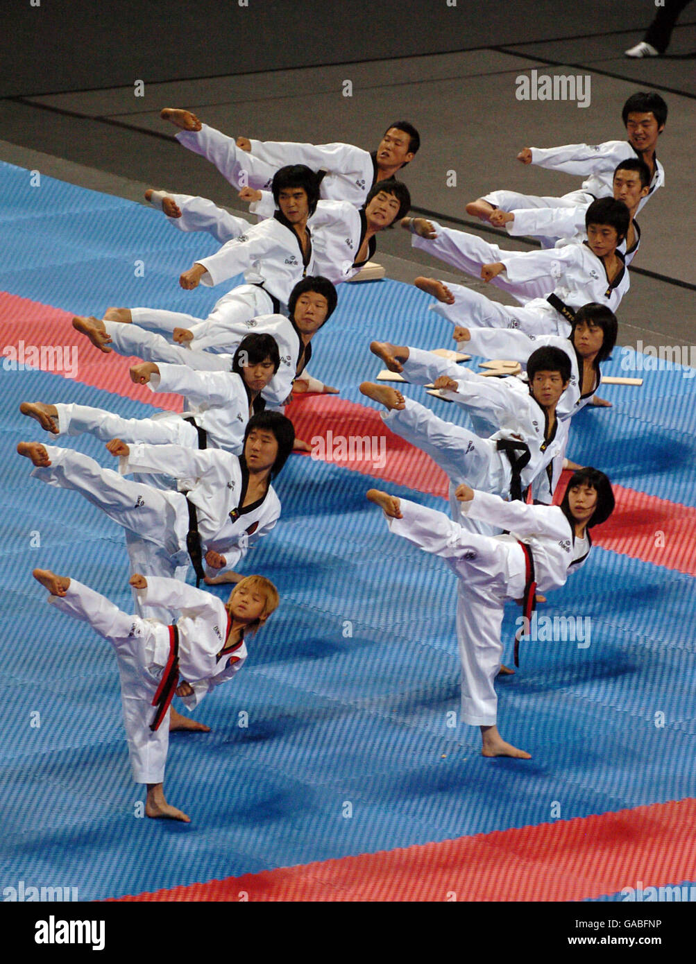 Das koreanische Tigers Demonstrationsteam treten während der WM 2007 in Peking in der MEN Arena in Manchester auf. Stockfoto
