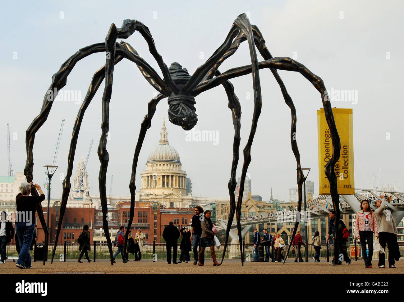 Eine Skulptur der in Frankreich geborenen Künstlerin Louise Bourgeois einer riesigen Spinne, Maman 1999, steht vor der Tate Modern Galerie in London. Stockfoto