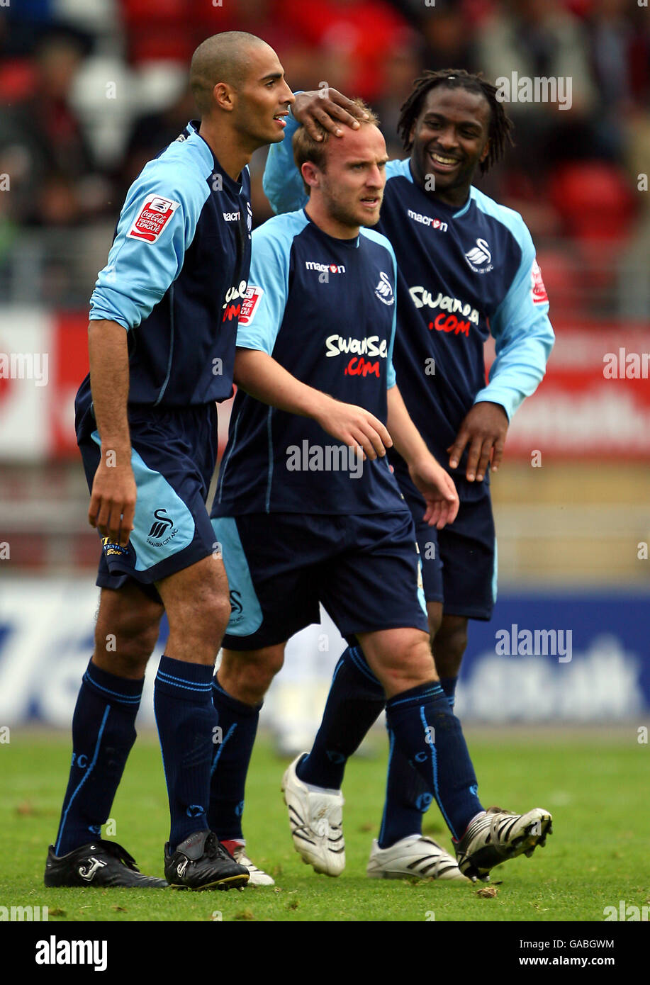 Fußball - Coca-Cola Football League One - Leyton Orient / Swansea City - Leyton Stadium. Thomas Butler von Swansea City feiert mit Darren Pratley und Jason Scotland sein zweites Tor Stockfoto